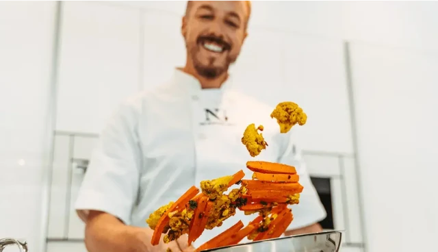 Chef privé préparant un repas