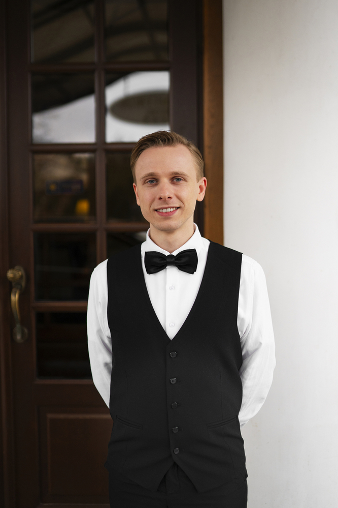 Concierge dédié accueillant des hôtes